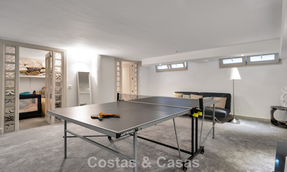 Charmante villa jumelée à vendre à quelques mètres de la plage près de Puerto Banus, Marbella 777982