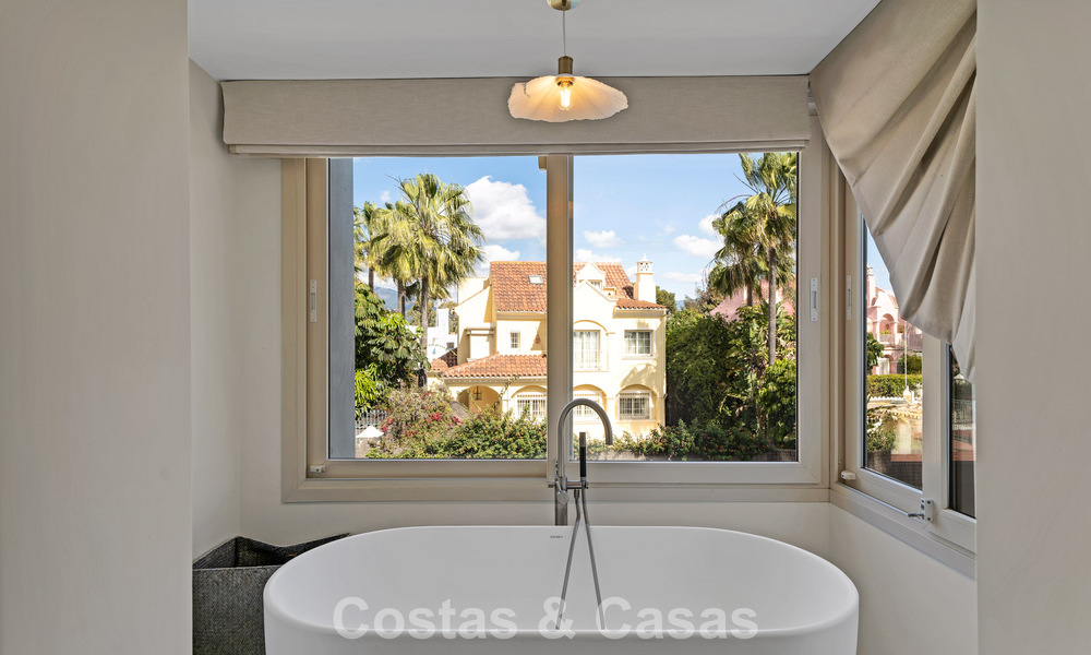 Charmante villa jumelée à vendre à quelques mètres de la plage près de Puerto Banus, Marbella 777989
