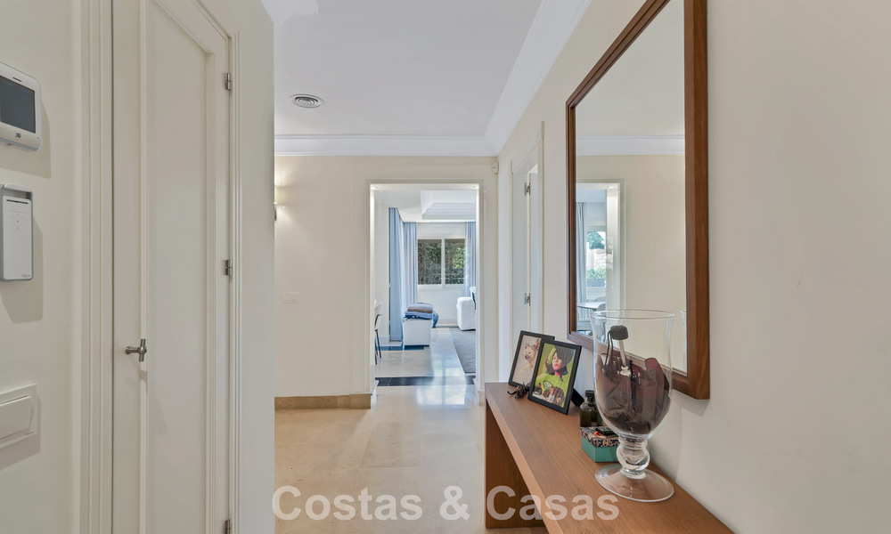 Charmante villa jumelée à vendre à quelques mètres de la plage près de Puerto Banus, Marbella 778004