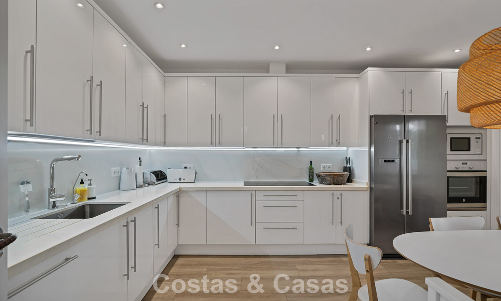 Charmante villa jumelée à vendre à quelques mètres de la plage près de Puerto Banus, Marbella 778005
