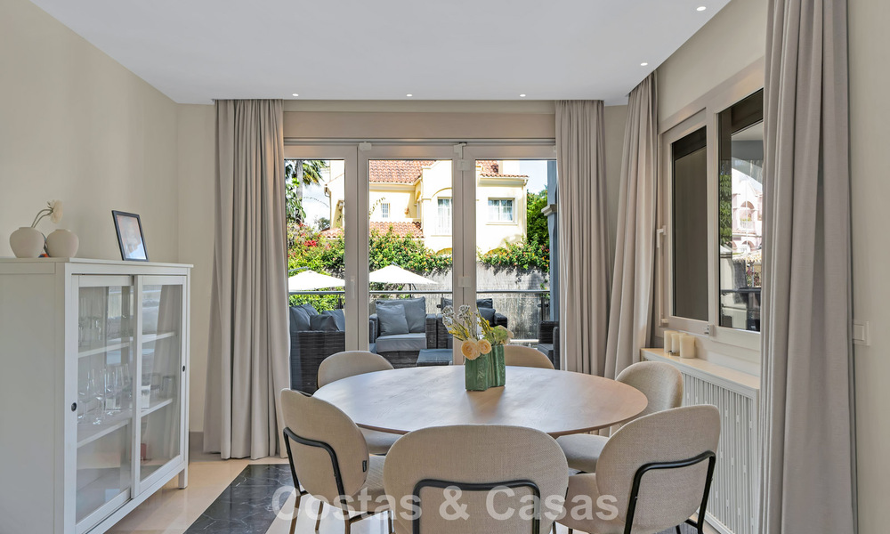 Charmante villa jumelée à vendre à quelques mètres de la plage près de Puerto Banus, Marbella 778011