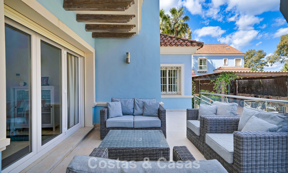 Charmante villa jumelée à vendre à quelques mètres de la plage près de Puerto Banus, Marbella 778015