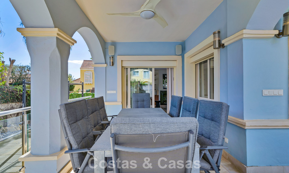 Charmante villa jumelée à vendre à quelques mètres de la plage près de Puerto Banus, Marbella 778016