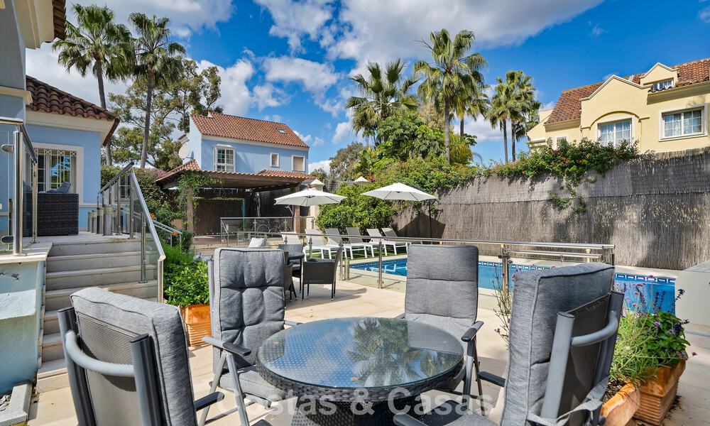 Charmante villa jumelée à vendre à quelques mètres de la plage près de Puerto Banus, Marbella 778018
