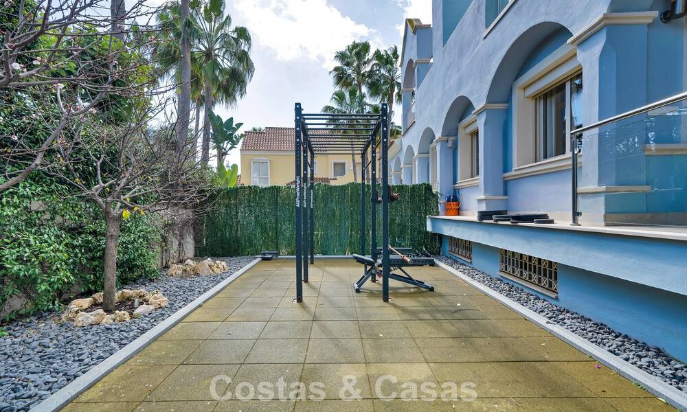 Charmante villa jumelée à vendre à quelques mètres de la plage près de Puerto Banus, Marbella 778019