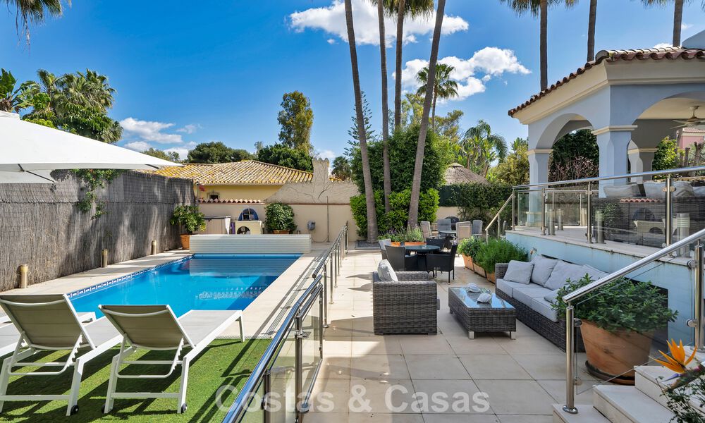 Charmante villa jumelée à vendre à quelques mètres de la plage près de Puerto Banus, Marbella 778023