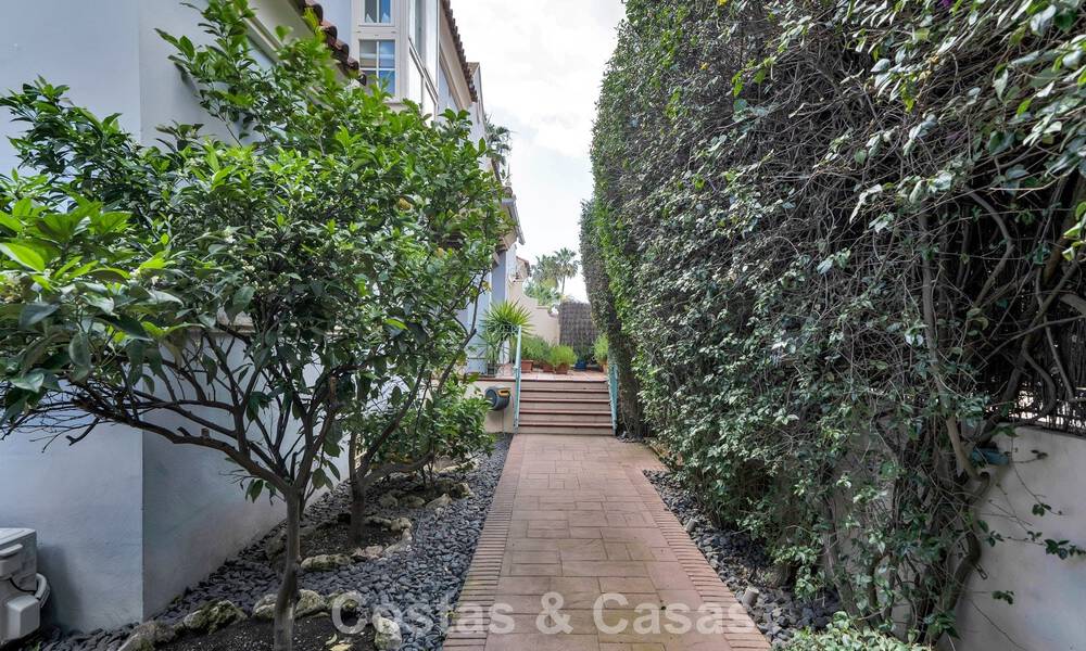 Charmante villa jumelée à vendre à quelques mètres de la plage près de Puerto Banus, Marbella 778025