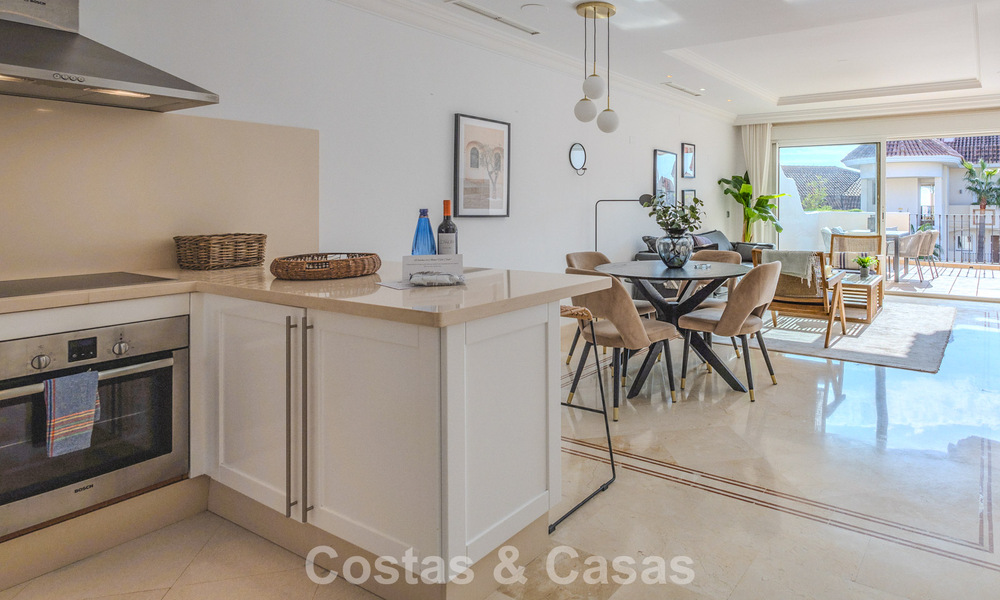 Bel appartement avec terrasse spacieuse à vendre dans un complexe luxueux à Nueva Andalucia, Marbella 778115