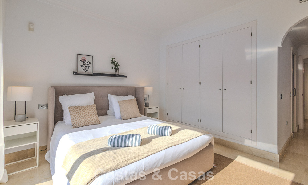 Bel appartement avec terrasse spacieuse à vendre dans un complexe luxueux à Nueva Andalucia, Marbella 778120