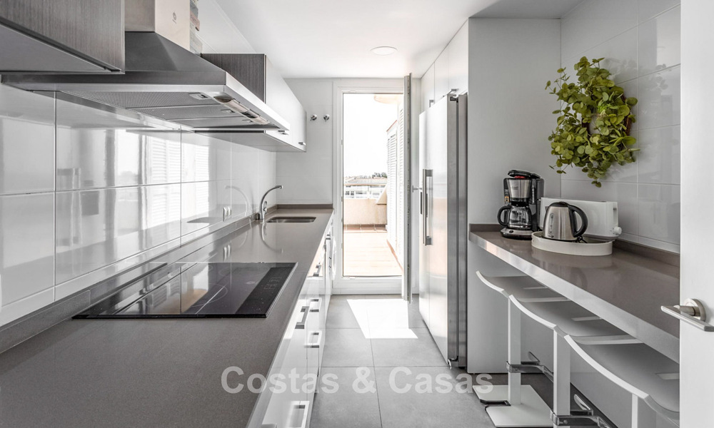 Penthouse avec vue phénoménale sur la mer à vendre à deux pas de toutes les commodités et de la plage à Puerto Banus, Marbella 778105