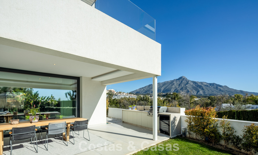 Villa de luxe moderniste avec vue sur la mer à vendre dans un quartier résidentiel privilégié à Nueva Andalucia, Marbella 778293