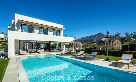 Villa de luxe moderniste avec vue sur la mer à vendre dans un quartier résidentiel privilégié à Nueva Andalucia, Marbella 778296