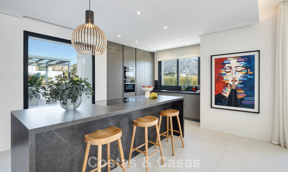 Villa de luxe moderniste avec vue sur la mer à vendre dans un quartier résidentiel privilégié à Nueva Andalucia, Marbella 778303