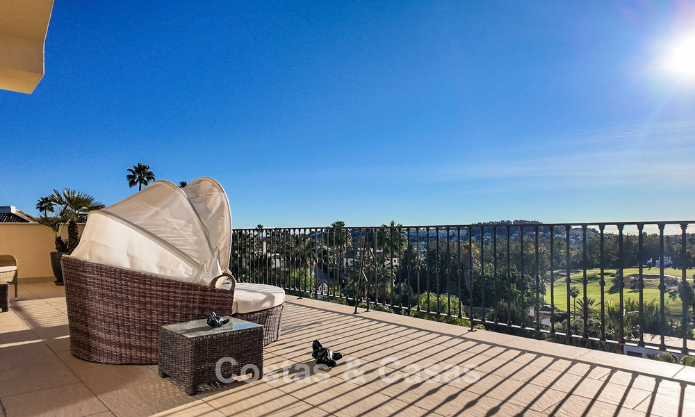 Villa méditerranéenne avec vue sur les fairways à vendre dans un cadre de golf de la vallée de Nueva Andalucia, Marbella 778167