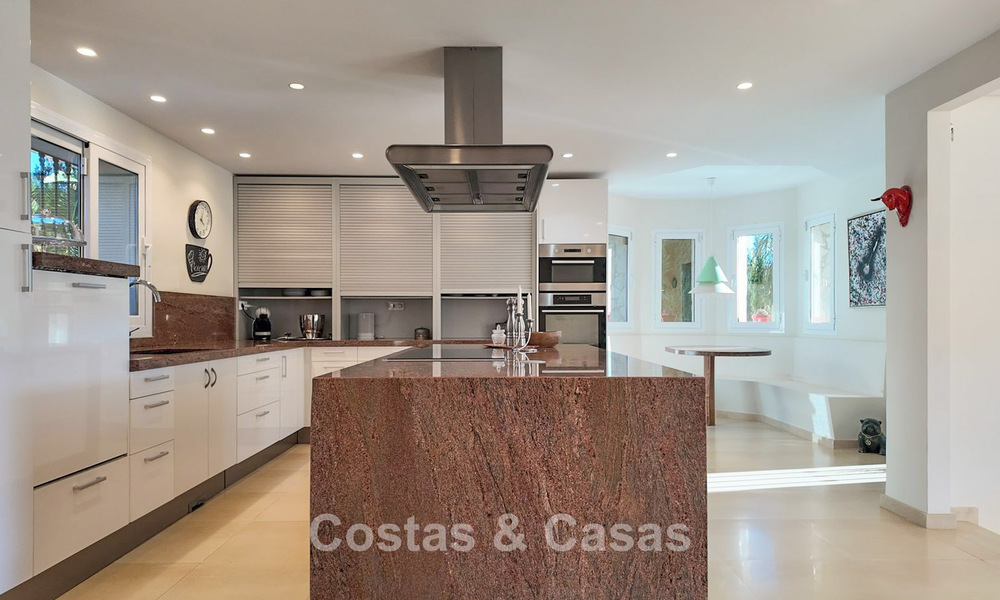 Villa méditerranéenne avec vue sur les fairways à vendre dans un cadre de golf de la vallée de Nueva Andalucia, Marbella 778176