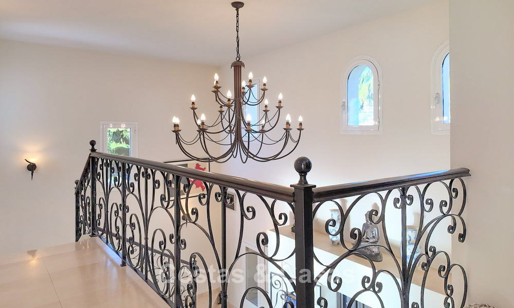 Villa méditerranéenne avec vue sur les fairways à vendre dans un cadre de golf de la vallée de Nueva Andalucia, Marbella 778184