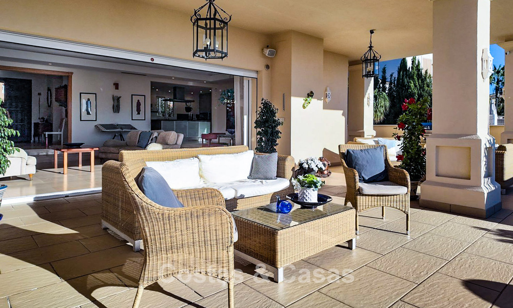 Villa méditerranéenne avec vue sur les fairways à vendre dans un cadre de golf de la vallée de Nueva Andalucia, Marbella 778196