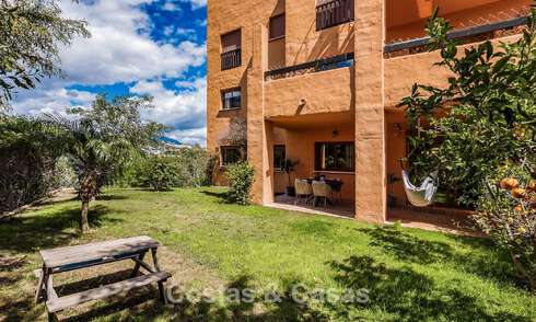 Appartement de 3 chambres avec jardin entièrement rénové à vendre dans un complexe de luxe à Marbella - Benahavis 778523