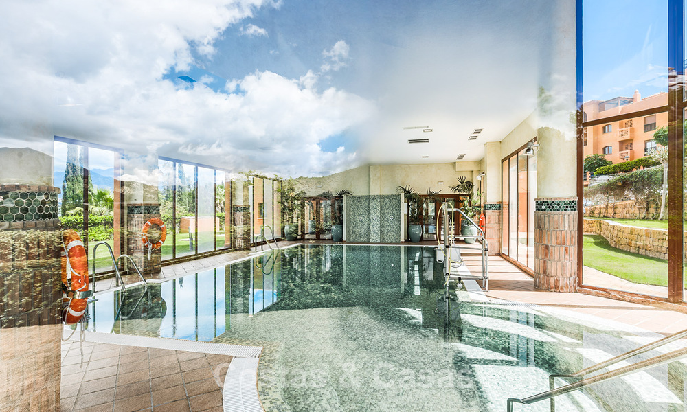 Appartement de 3 chambres avec jardin entièrement rénové à vendre dans un complexe de luxe à Marbella - Benahavis 778533