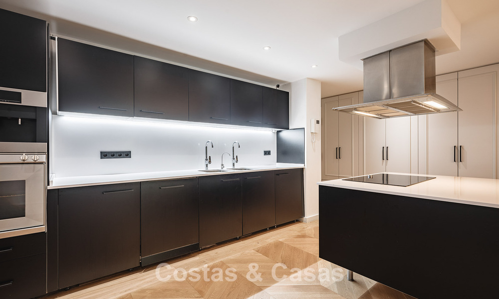 Appartement de 3 chambres avec jardin entièrement rénové à vendre dans un complexe de luxe à Marbella - Benahavis 778537