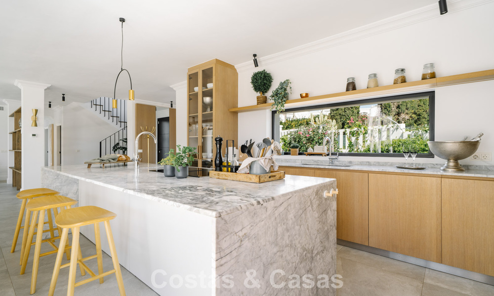 Villa rénovée à vendre dans un style architectural andalou moderne à Nueva Andalucia, Marbella 778571