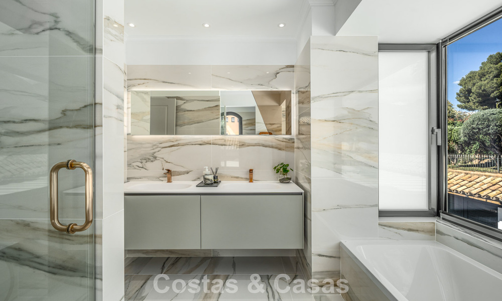 Villa de luxe raffinée de style méditerranéen moderne à vendre avec vue sur la mer dans un complexe fermé sur le Golden Mile de Marbella 778767