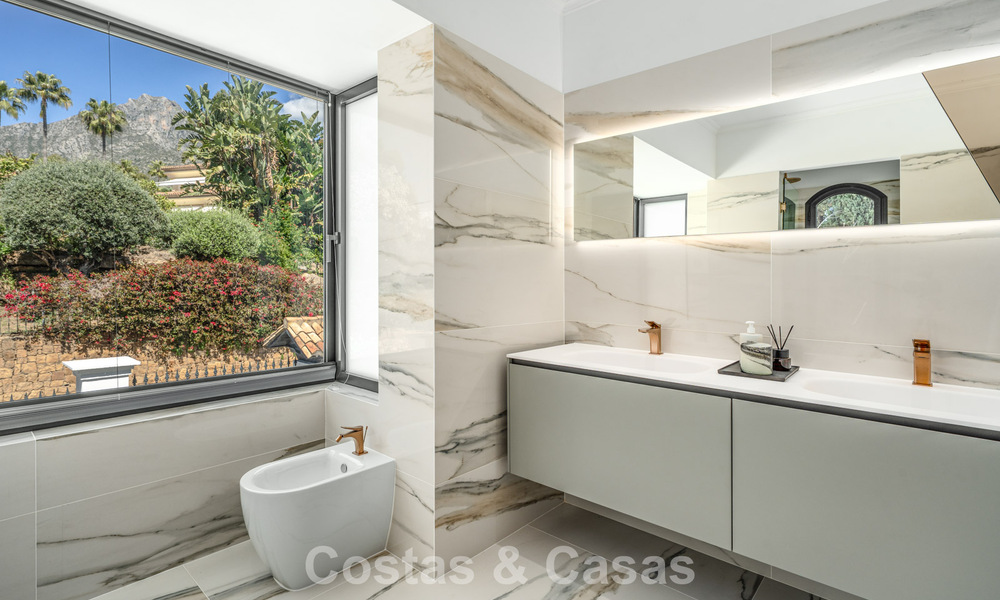 Villa de luxe raffinée de style méditerranéen moderne à vendre avec vue sur la mer dans un complexe fermé sur le Golden Mile de Marbella 778768