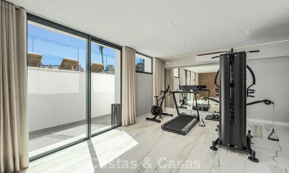 Villa de luxe raffinée de style méditerranéen moderne à vendre avec vue sur la mer dans un complexe fermé sur le Golden Mile de Marbella 778774