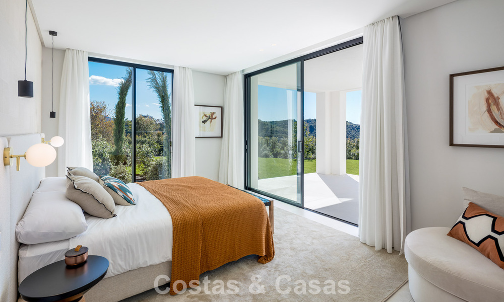 Villa de luxe sophistiquée avec vue panoramique sur la mer à vendre dans la communauté fermée de La Quinta, Marbella - Benahavis 800525