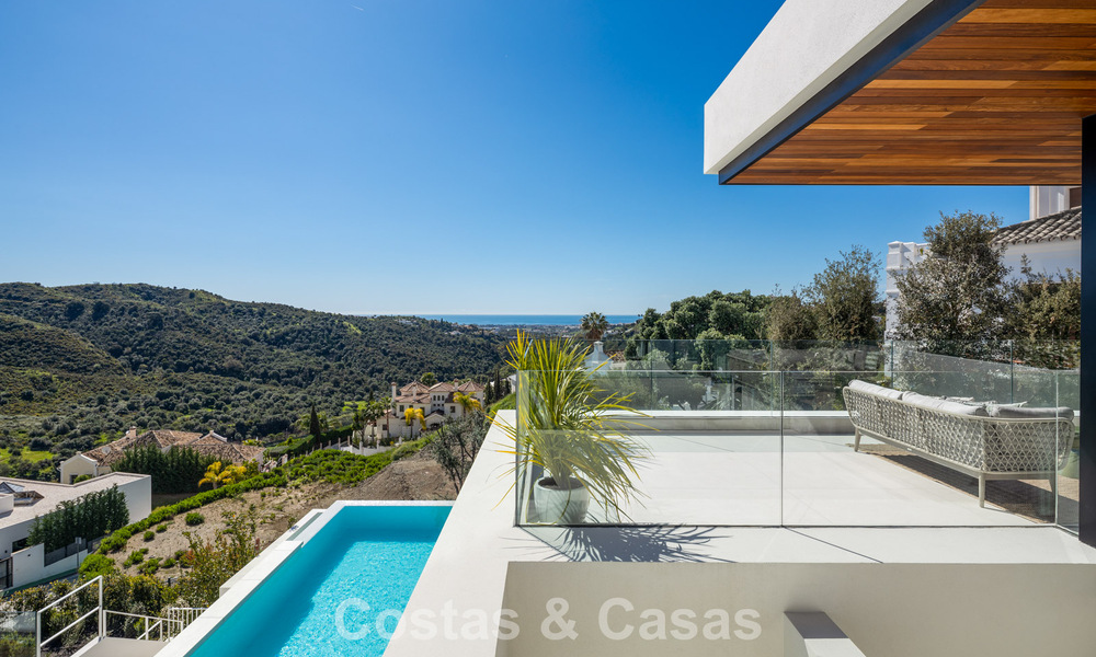 Villa de luxe sophistiquée avec vue panoramique sur la mer à vendre dans la communauté fermée de La Quinta, Marbella - Benahavis 800528