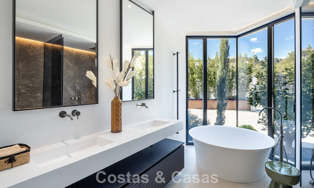 Villa de luxe sophistiquée avec vue panoramique sur la mer à vendre dans la communauté fermée de La Quinta, Marbella - Benahavis 800530