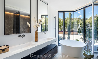 Villa de luxe sophistiquée avec vue panoramique sur la mer à vendre dans la communauté fermée de La Quinta, Marbella - Benahavis 800530 