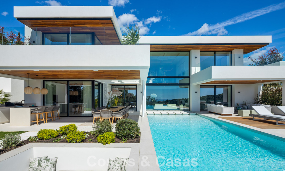 Villa de luxe sophistiquée avec vue panoramique sur la mer à vendre dans la communauté fermée de La Quinta, Marbella - Benahavis 800536