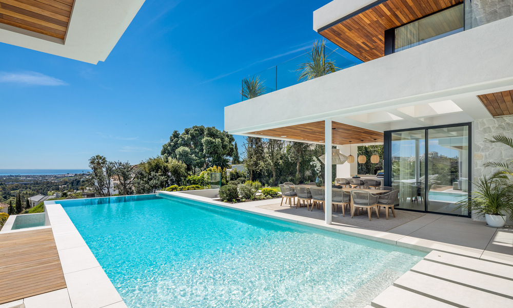 Villa de luxe sophistiquée avec vue panoramique sur la mer à vendre dans la communauté fermée de La Quinta, Marbella - Benahavis 800537