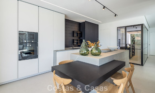 Villa de luxe sophistiquée avec vue panoramique sur la mer à vendre dans la communauté fermée de La Quinta, Marbella - Benahavis 800539 