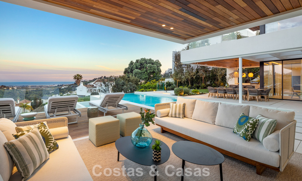 Villa de luxe sophistiquée avec vue panoramique sur la mer à vendre dans la communauté fermée de La Quinta, Marbella - Benahavis 800550