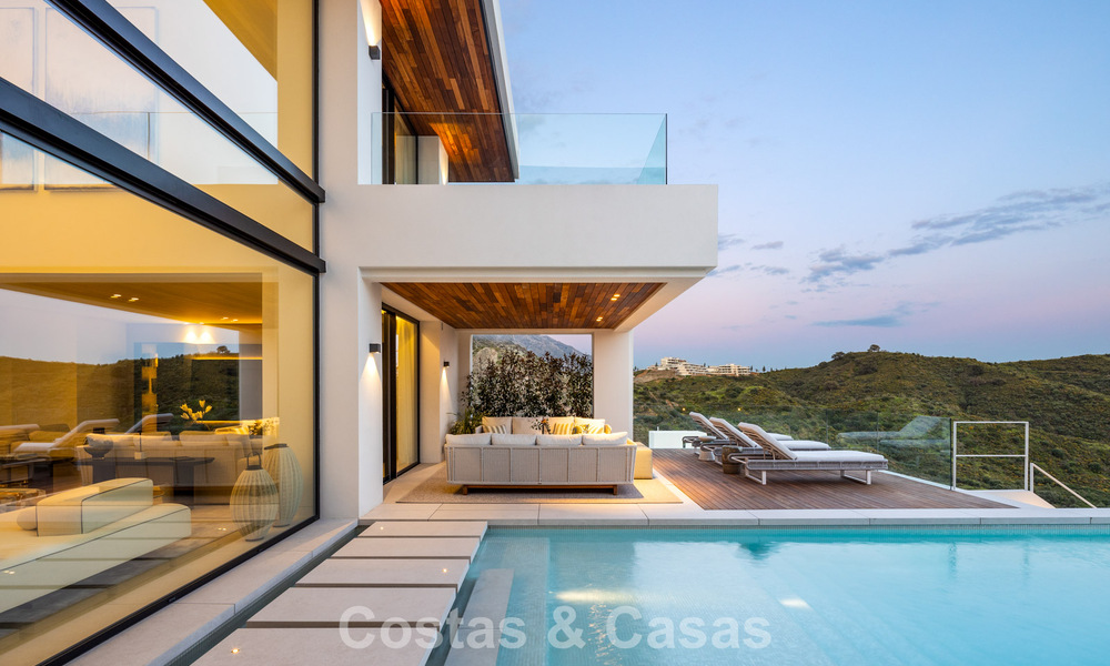 Villa de luxe sophistiquée avec vue panoramique sur la mer à vendre dans la communauté fermée de La Quinta, Marbella - Benahavis 800551