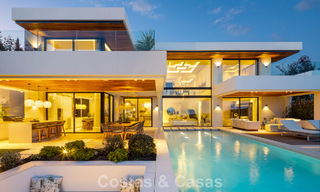 Villa de luxe sophistiquée avec vue panoramique sur la mer à vendre dans la communauté fermée de La Quinta, Marbella - Benahavis 800553 