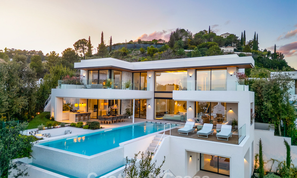 Villa de luxe sophistiquée avec vue panoramique sur la mer à vendre dans la communauté fermée de La Quinta, Marbella - Benahavis 800554