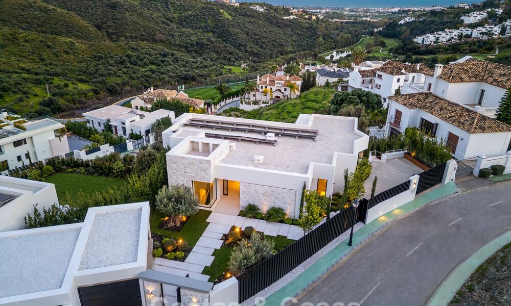 Villa de luxe sophistiquée avec vue panoramique sur la mer à vendre dans la communauté fermée de La Quinta, Marbella - Benahavis 800555