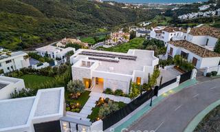 Villa de luxe sophistiquée avec vue panoramique sur la mer à vendre dans la communauté fermée de La Quinta, Marbella - Benahavis 800555 