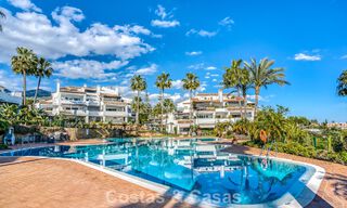 Luxueux penthouse avec vue sur la mer à vendre dans une communauté fermée sur le très convoité Golden Mile de Marbella 778589 
