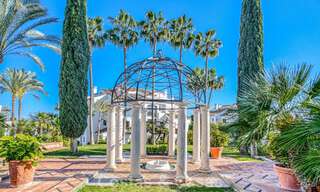 Luxueux penthouse avec vue sur la mer à vendre dans une communauté fermée sur le très convoité Golden Mile de Marbella 778590 