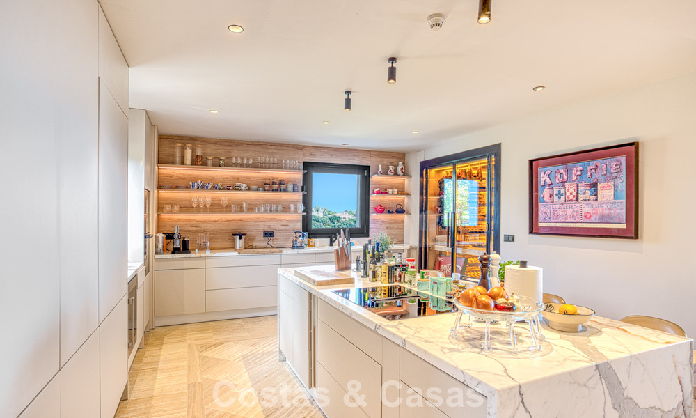 Luxueux penthouse avec vue sur la mer à vendre dans une communauté fermée sur le très convoité Golden Mile de Marbella 778600