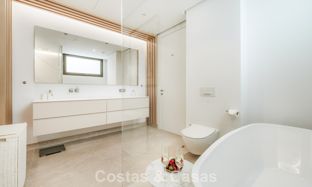 Appartement de prestige de 3 chambres à vendre avec vue sur la mer, le golf et les montagnes à La Quinta, Marbella - Benahavis 778726