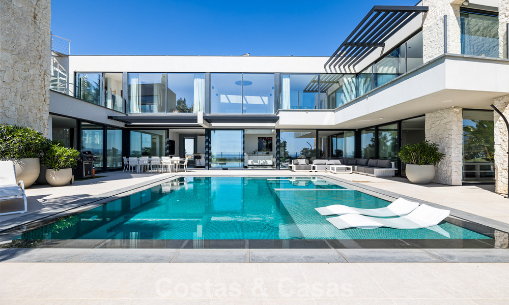 Villa moderne prête à emménager à vendre, en bordure du terrain de golf dans un quartier recherché de Marbella - Benahavis 778667