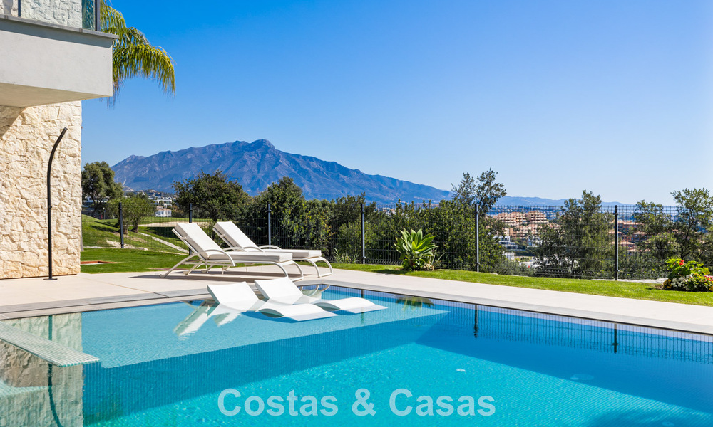 Villa moderne prête à emménager à vendre, en bordure du terrain de golf dans un quartier recherché de Marbella - Benahavis 778670