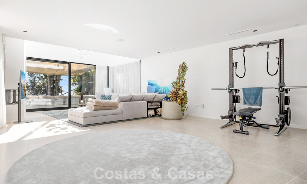 Villa moderne prête à emménager à vendre, en bordure du terrain de golf dans un quartier recherché de Marbella - Benahavis 778671