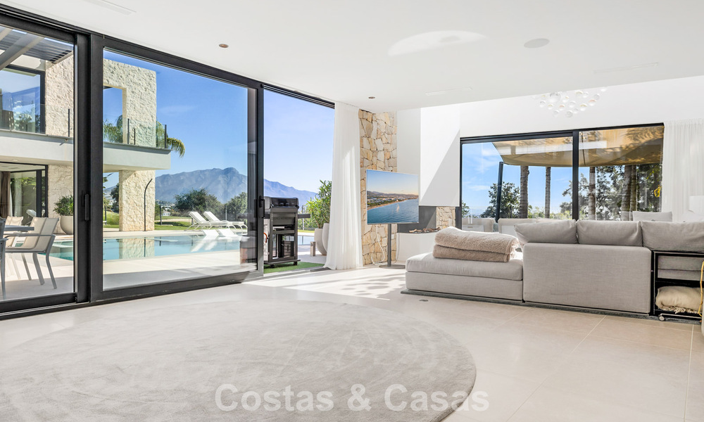 Villa moderne prête à emménager à vendre, en bordure du terrain de golf dans un quartier recherché de Marbella - Benahavis 778672