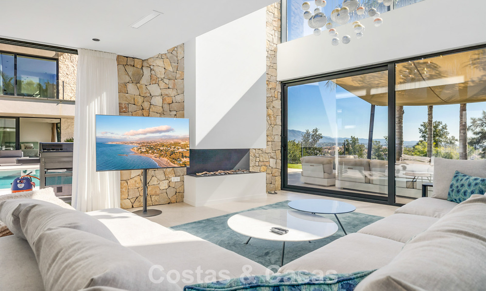Villa moderne prête à emménager à vendre, en bordure du terrain de golf dans un quartier recherché de Marbella - Benahavis 778673